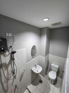 Ένα μπάνιο στο Anchor Side at Moldex Residences