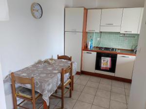 Kuchyň nebo kuchyňský kout v ubytování Dal Cavaliere Appartamento con terrazza Mazzini + 4 fotografie