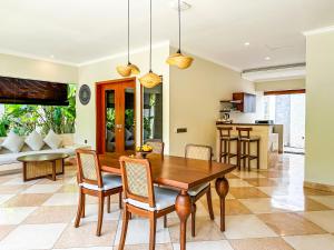 Kuchyň nebo kuchyňský kout v ubytování Ghana Villa Seminyak by Pramana Villas