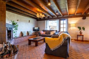 a living room with a couch and a fireplace at Primorías Camijanes in Camijanes