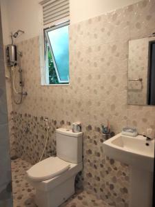 Koupelna v ubytování Thenu Homestay