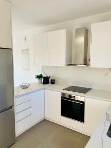 Kuchyň nebo kuchyňský kout v ubytování Coral Bay Garden + 37 fotografií
