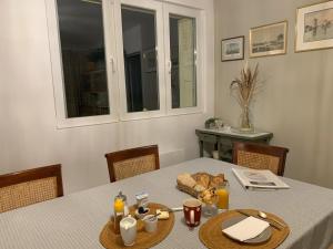 Zdjęcie z galerii obiektu Bâtisse en pierre XVII siècle 115 M² avec terrasse w mieście Ambarès-et-Lagrave