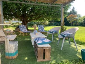 Ogród w obiekcie Bâtisse en pierre XVII siècle 115 M² avec terrasse