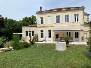 Ogród w obiekcie Bâtisse en pierre XVII siècle 115 M² avec terrasse