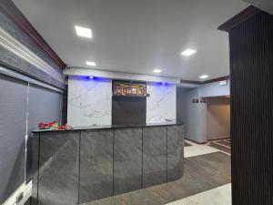 Kuchyň nebo kuchyňský kout v ubytování Sakthimurugan residency