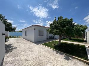 a white house with a tree and a driveway at Alojamiento Rural Buenavista in Arcos de la Frontera