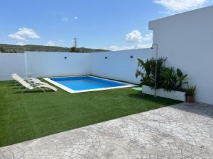 a swimming pool on the side of a house at Alojamiento Rural Buenavista in Arcos de la Frontera