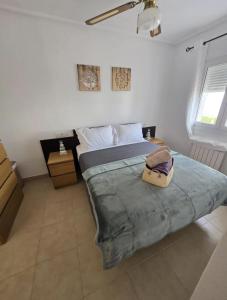 ein Schlafzimmer mit einem großen Bett in einem Zimmer in der Unterkunft 3 Bed Villa Mar Menor Golf Heated Pool Terrace in Torre-Pacheco + 12 Fotos