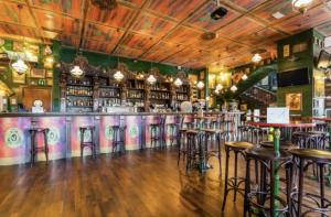 eine Bar mit Tischen und Stühlen in einem Zimmer in der Unterkunft 3 Bed Villa Mar Menor Golf Heated Pool Terrace in Torre-Pacheco