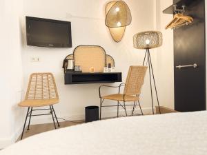 TV a/nebo společenská místnost v ubytování Logis hôtel Restaurant Le Faisan Dore