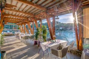 Bazén v ubytování Simfonia Boutique Hotel nebo v jeho okolí