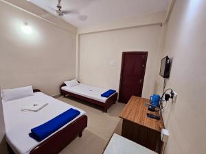 Postel nebo postele na pokoji v ubytování Hotel Rishiraj