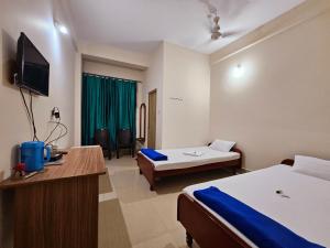 Postel nebo postele na pokoji v ubytování Hotel Rishiraj
