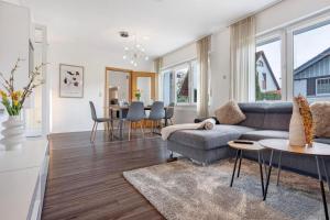 a living room with a couch and a table at Dümmerliebe mit Garten, 10 Min. fussläufig zum See in Hüde