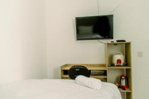 Televisyen dan/atau pusat hiburan di Minimalist and Best Price Studio Apartment at Aeropolis Residence By Travelio