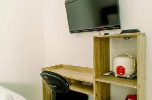 Televisyen dan/atau pusat hiburan di Minimalist and Best Price Studio Apartment at Aeropolis Residence By Travelio