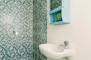 Bilik mandi di Minimalist and Best Price Studio Apartment at Aeropolis Residence By Travelio
