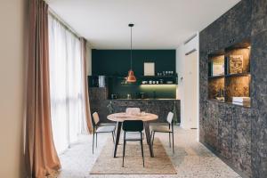uma sala de jantar com mesa e cadeiras em YUST Antwerp em Antuérpia