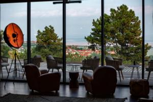 una stanza con sedie e una grande finestra con vista di BODBE Hotel a Sighnaghi