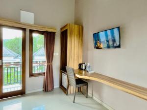 Un televizor și/sau centru de divertisment la Ariana Beach Resort Amed