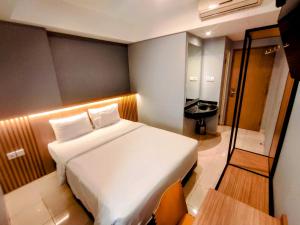 Studio One Thamrin Hotel 객실 침대