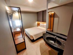 Studio One Thamrin Hotel 객실 침대
