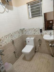 Koupelna v ubytování Hotel Bulande Comforts 1 Bhk Flat Manyata Tech Park