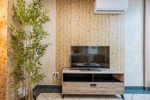 Televízia a/alebo spoločenská miestnosť v ubytovaní Apartamento El Dorado cerca del mar