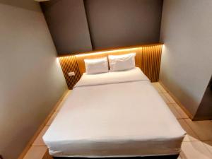 Studio One Thamrin Hotel 객실 침대