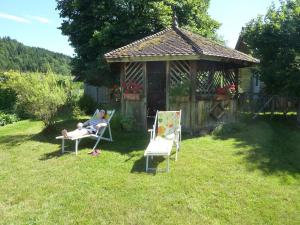 Taman di luar Chambres d'hôtes familiales à Vecoux, nature et activités - FR-1-589-739