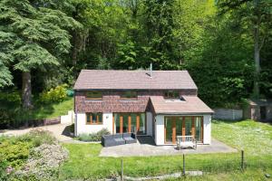 a small house in the middle of a yard at Holly Cottage in Cranleigh