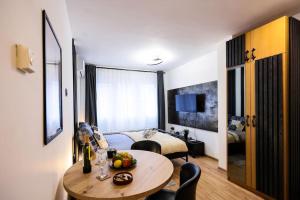 Una habitación con una mesa y un dormitorio con una cama. en Charm & Cozy studio Ravnice, en Zagreb