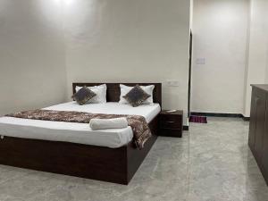 una camera da letto con un letto grande e uno specchio di Nakshatra palace a Ayodhya