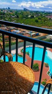 Bazén v ubytování Executive Studio Poolside - Near Mactan Airport nebo v jeho okolí