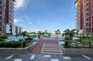 Bazén v ubytování Executive Studio Poolside - Near Mactan Airport nebo v jeho okolí