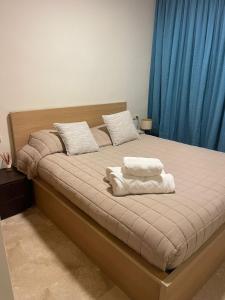 Una cama con dos toallas blancas encima. en Eden Golf 4 - Riviera Del Sol, en Sitio de Calahonda 56 fotos más