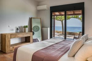 Postel nebo postele na pokoji v ubytování Alekos Beach Houses-Eternity