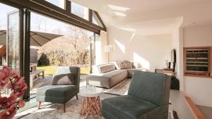 a living room with a couch and chairs at Dutchen Park Duynzoom in De Koog