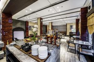 江岸星河酒店(凤凰古城虹桥店)餐廳或用餐的地方