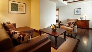 Lotte Arai Resort في ميوكو: غرفة معيشة مع أريكة وطاولة