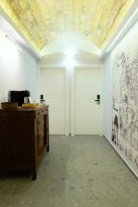 un pasillo con dos puertas blancas y una pintura en la pared en Casa Fortuna 278, en Roma