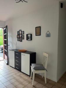 a room with a desk and a chair and a cabinet at Haus Kanalliebe in Nübbel