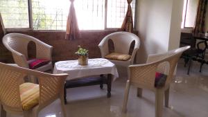 Χώρος καθιστικού στο 3BHK hosted by bollywood celebrity