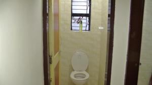 Ένα μπάνιο στο 3BHK hosted by bollywood celebrity