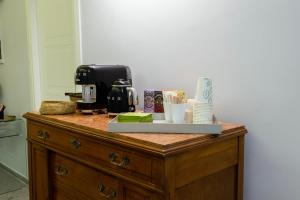 Una mesa de madera con una cafetera encima. en Casa Fortuna 278, en Roma