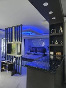 Camera blu con letto e bancone di Condo Azur Suites B316 near Airport, Netflix, Stylish, Cozy with swimming pool a Lapu Lapu City