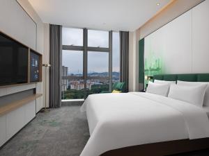 Postelja oz. postelje v sobi nastanitve Hampton by Hilton Dongguan Liaobu Songshan Lake Avenue