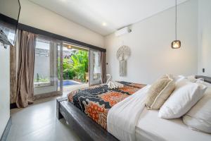Un dormitorio con una cama grande y una ventana grande. en Villa Thyme, Private 2BR pool Villa, 2 minute walking to cafe, padel and tennis court, en Canggu