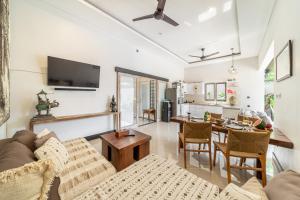 una sala de estar con un sofá y una mesa en Villa Thyme, Private 2BR pool Villa, 2 minute walking to cafe, padel and tennis court, en Canggu